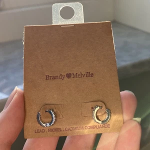 mini silver hoops - Säljer dessa små silverörhängerna från Brandy Melville eftersom de tyvärr inte kommit till användning då jag använder guldsmycken istället. De är supergulliga och passar vem som helst💘💘
