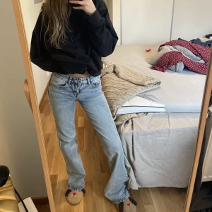 Ljusblåa jeans - Säljer dessa jeans från hm stl 32 pgr av att de ej kommit till användning + är för små. Jeansen är ganska långa på mig som är 160 så skulle säga passar dig som är 165 perfekt💓hör av dig för fler frågor☺️