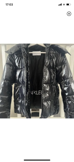 Calvin clein jacka - Jättefin calvin clein jacka, endast andvänd ett fåtal gånger och i nyskick🙌🏼, storlek M men passar även S💞 pris kan diskuteras vid snabb affär🙌🏼💞 Nypris: 2100🫶🏼