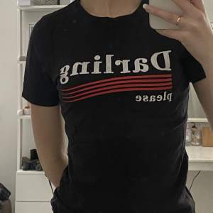 Jätte fin t-shirt från ginatricot. Den är i storlek xs. 😊💕