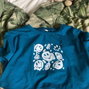 Magtröja! - Den är i storlek 150 som ni ser på bild 3 men är nog en magtröja för 122/128! Fin skick och inte använd mer än 5 gånger.