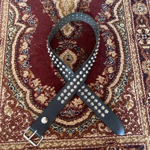 Nitbälte - Nitbälte i läder med spiknitar i mycket bra skick! 85 cm långt och 4 cm brett, frakt tillkommer på 45kr. 