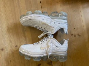 Nike sneakers - Nike vapormax vita. Storlek 37.5 Aldrig använda, inköpspris 2000kr 🧡