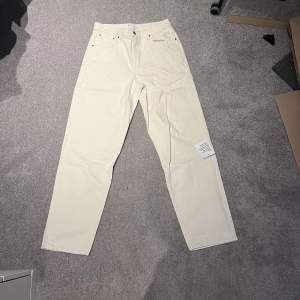 Beiga jeans loose fit W32 L32 från ASOS oanvända