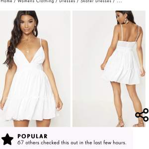 säljer denna vita klänningen, perfekt till studenten, men säljer då jag hittat en annan studentklänning. aldrig använd med prislappen kvar. storlek uk 8 men passar mig som brukar ha S