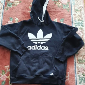 Oversize adidas hoodie - I mycket bra skick och passar till båda kön