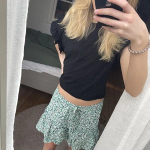 Blommig kjol - Fint skick inga defekter eller hål😻