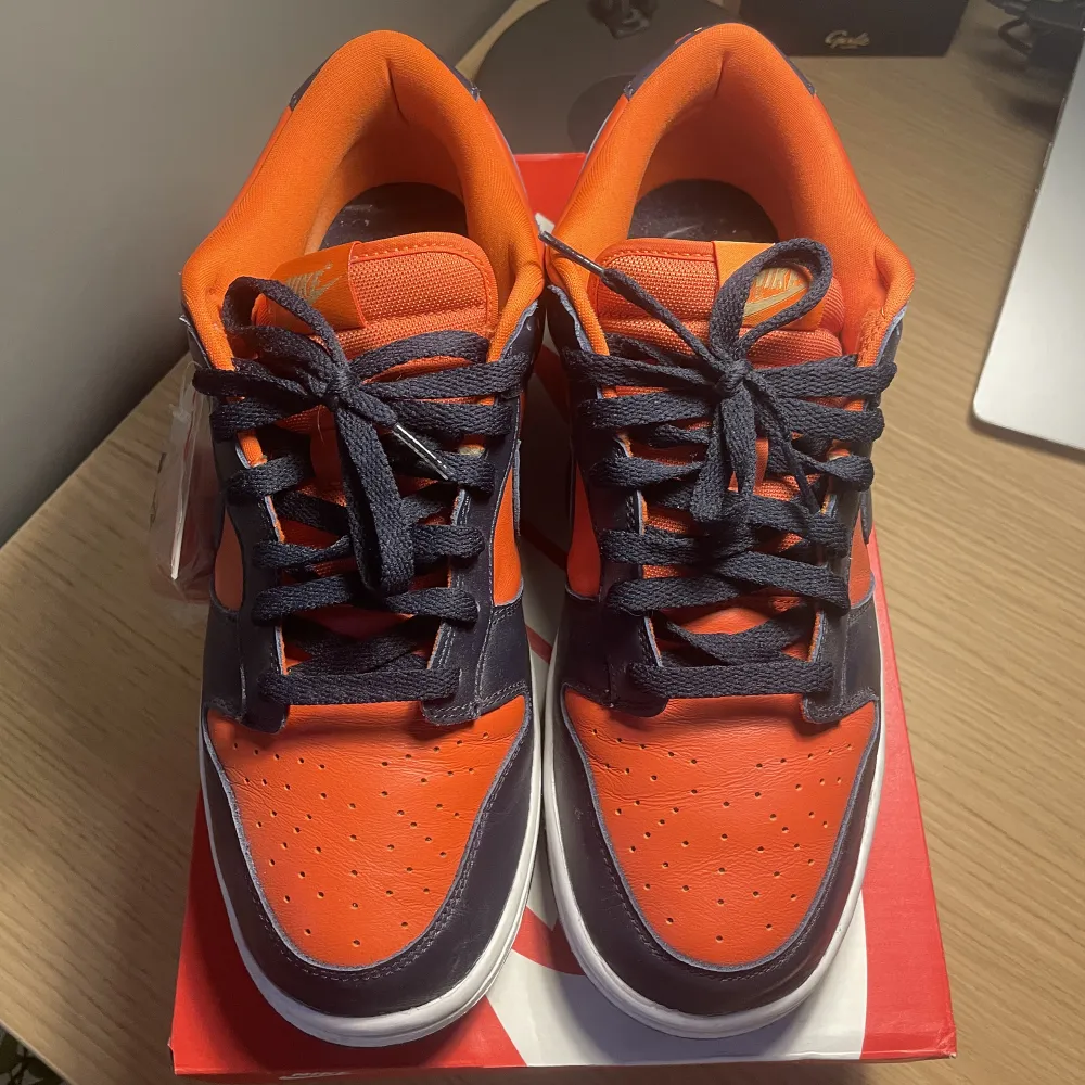 Nike Dunks i champ colors. Bara användna en handfull gånger, köpta på sneakers hyllan Gbg. Färgerna är inspirerade av ett high school basket lag i USA. Kompletta med låda och extra skosnören.. Skor.