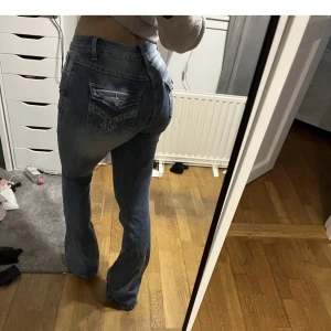 Byxor  - Jätte fina jeans knappt använda, i jätte fint skick ! 
