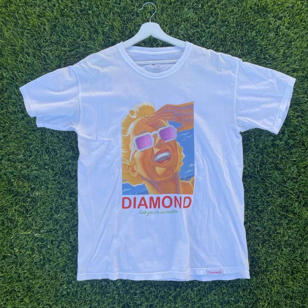 Diamond supply t-shirt med tryck. Tröjan är i gott skick men trycket börjar bli defekt. T-shirts.