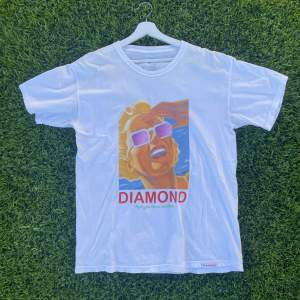 Diamond supply t-shirt med tryck. Tröjan är i gott skick men trycket börjar bli defekt