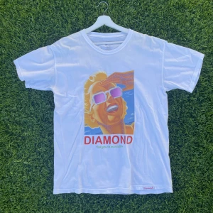 Diamond supply - Diamond supply t-shirt med tryck. Tröjan är i gott skick men trycket börjar bli defekt