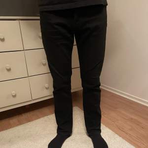 Svarta jeans från WEEKDAY i modellen EASY i storlek 30/30. Fint skick 🥰