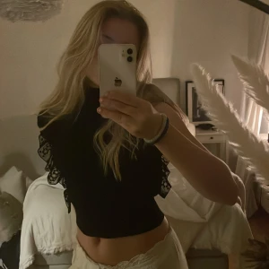 Zara topp - Säljer denna jättefina o söta zara toppen. Den är helt oanvänd, endast testad. Den är i storlek L men passar allt från S-L (är sjölv en S). Säljer för att den inte kommer till användning💓💓Buda fram till redan imorgon!!