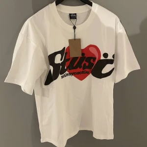 Stüssy x CPFM Heart T-shirt - Digitalt Kvitto finns💫Super fet Stüssy t-shirt🔥 Väldigt rare och i helt nytt skick.🤝🫣  *Oversized S, passar M-L