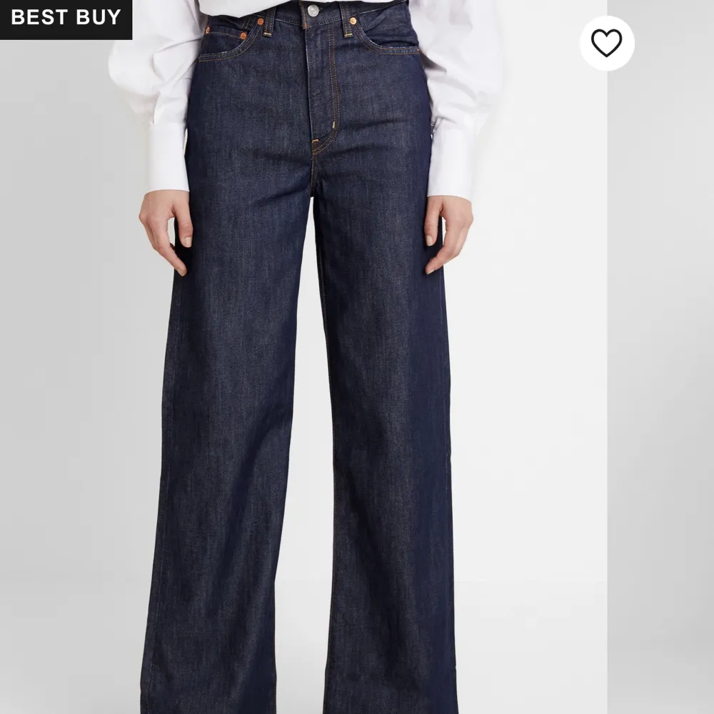 Supersnygga jeans från Levi’s. Små o storleken. Passar en 26/27! Sparsamt använd! Nypris: 1299kr  Är 160cm för ref, och längden är uppsydd till en 30. Jeans & Byxor.
