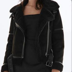 Säljer denna jacka från Zara. Jackan är i storlek S och den är i superfint skick. Säljer då den är förliten.