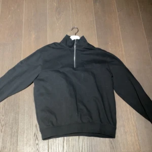 H&M HALF ZIP - En fin hm tröja som är spraamt använd  Skick 10/10 
