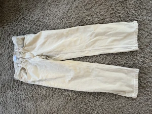 Beiga byxor/jeans - De här byxorna är inte så gammla, säljer dem för att jag tröttnat. Perfekta sommar byxor i straight fit. Storleken är jag lite osäker på. De passar mig lite baggy, men jag skulle gissa på 33 eller 34. Skriv om ni vill ha fler bilder.