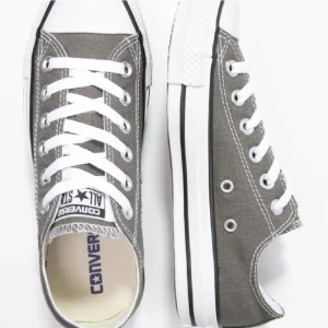 Converse  - Säljer även mina låga bruna converse för att dom är förstora, endast använda någon gång💞 hör av er vid intresse eller egna bilder