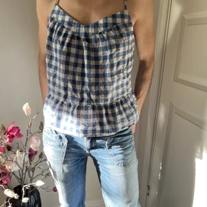 Så fint linne/ blus från GAP - Super fint rutigt linne från GAP!! Passar perfekt nu till vår/sommar!!  Använd 1 gång, inga defekter❤️st M men passar mig som normalvis har S!!