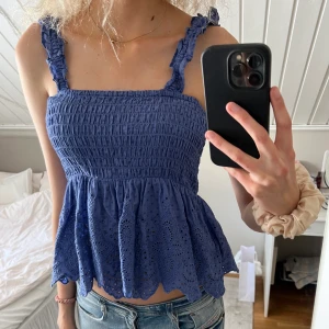 Topp från Mango strl S - Säljer denna söta blå/lila topp från Mango i storlek S som tyvärr inte kommer till användning. Den är i fint skick och har använts ganska få gånger.💕