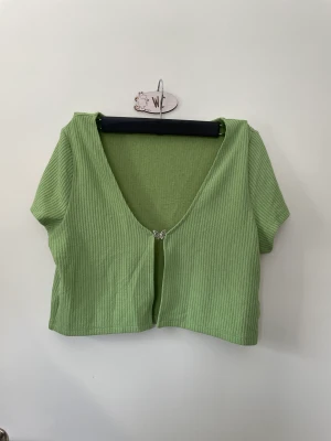 Topp med fjäril - Jättegullig topp! Jag klippte tyvärr av lappen då den var störande.. 🥲Den är väldigt lätt och är i en unik färg! 