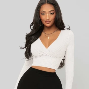 2 oanvända toppar  - Säljer 2 stycken helt oanvända toppar. Alla storlek S. 70kr styck eller båda för 120kr plus frakt 