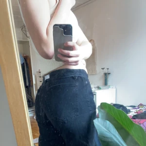 Bershka Jeans  - Ett par högmidjadejeans från Bershka. (Notera att jag vikt ner byxan på de två första bilderna)   