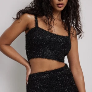 Svart set - Säljer detta supersnygga set från NA-KD som jag köpte för några månader sen men inte fått så mycket användning för. S i toppen och M i kjolen. De lite ”fluffigt” material som ser lite glittrigt ut. Nypris 650kr totalt🫶🏼⚡️