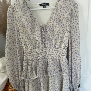 Blommig klänning missguided - Jättefin klänning till sommaren nästintill oanvänd. Storlek 36. Passar till petite eller om man är 160 cm ungefär.
