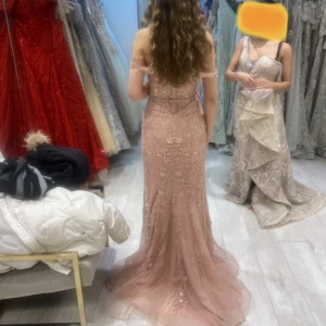 Ljus rosa klänning  - Jätte fin ljusrosa klänning💓💓Kan användas till t.ex bröllop eller bal! Aldrig använd, endast testad💖Köpt på Beauty Queens i Södertälje, nypris: 6000 Kontakta oss vid frågor eller fler bilder<3