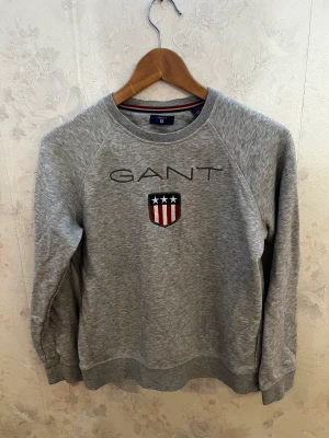 Grå Gant sweatshirt  - Grå gant sweatshirt Köpt i mall of scandinavia  Inget kvitto tyvärr 8/10 skick
