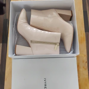 Klackskor lack beige / rosa  - Endast använda ett par gånger, fint skick med enstaka liten skråma, se sista bilden. Originalkartong. 