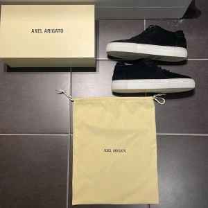 Axel Arigato skor - Tänkte sälja mina arigatos som är i väldigt fint skick och känner att jag inte behöver de längre! Ny pris 2300kr