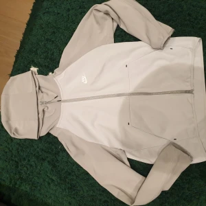 Nike tech platinum grey  - Säljer min old season nike tech  Byxer och tröja storlek m Väldigt bra skick Har köpbevis så den är äkta Skriv för fler bilder Pris går att diskuteras 
