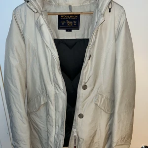 WOOLRICH Jacka i NYSKICK - Äkta WOOLRICH jacka strl S men passar M bra längd i ärmarna 70% dun 30% fjädrar Nypris ca 4500