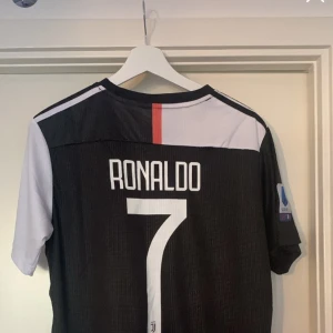Ronaldo Juventus fotbollströja (Adidas) - Ronaldo Juventus tröja från adidas Den är i mycket bra skick, knappast använd   Skriv privat för mer bilder!   Kan mötas upp inom Värmland