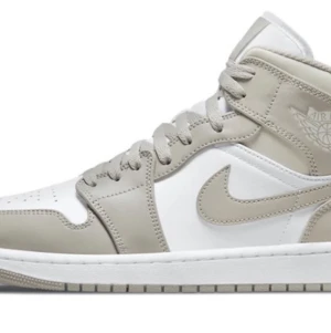 Nike Air Jordans 1 - nyskick! - Riktigt fina sneakers från Nike. Säljes pga fel storlek. Skickar även med crease-skydd och originalkartong. Köpta för ca 3000 kr. Använda 1 gång - som nya! Färg: Mid Linen. Vita+beige