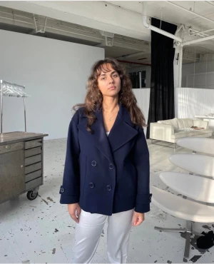 Kappa - Helt oanvänd design by si kappa i storlek xs/s. Kappan är marinblå och säljs pågrund av att den var för liten! 