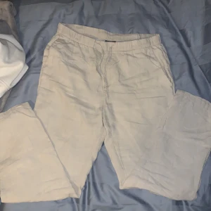 H&M linnebyxor - Tja, säljer mina assköna linnébyxor från H&M. Köpta sommarn 2021 på H&M i butik. Storlek: M, Passar 170-185cm lång. Skick 9/10, använt dem en del men skicket är fortfarande magiskt. Modellen säljs inte längre men tror de gick på 500kr. Mitt pris: 299kr.
