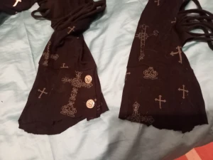 Skelett tröja  - Använd en gång vid fotning, avklippt på armarna men det va så när jag köpte den. Katt finns I hemmet men rollar av innan jag skickar 