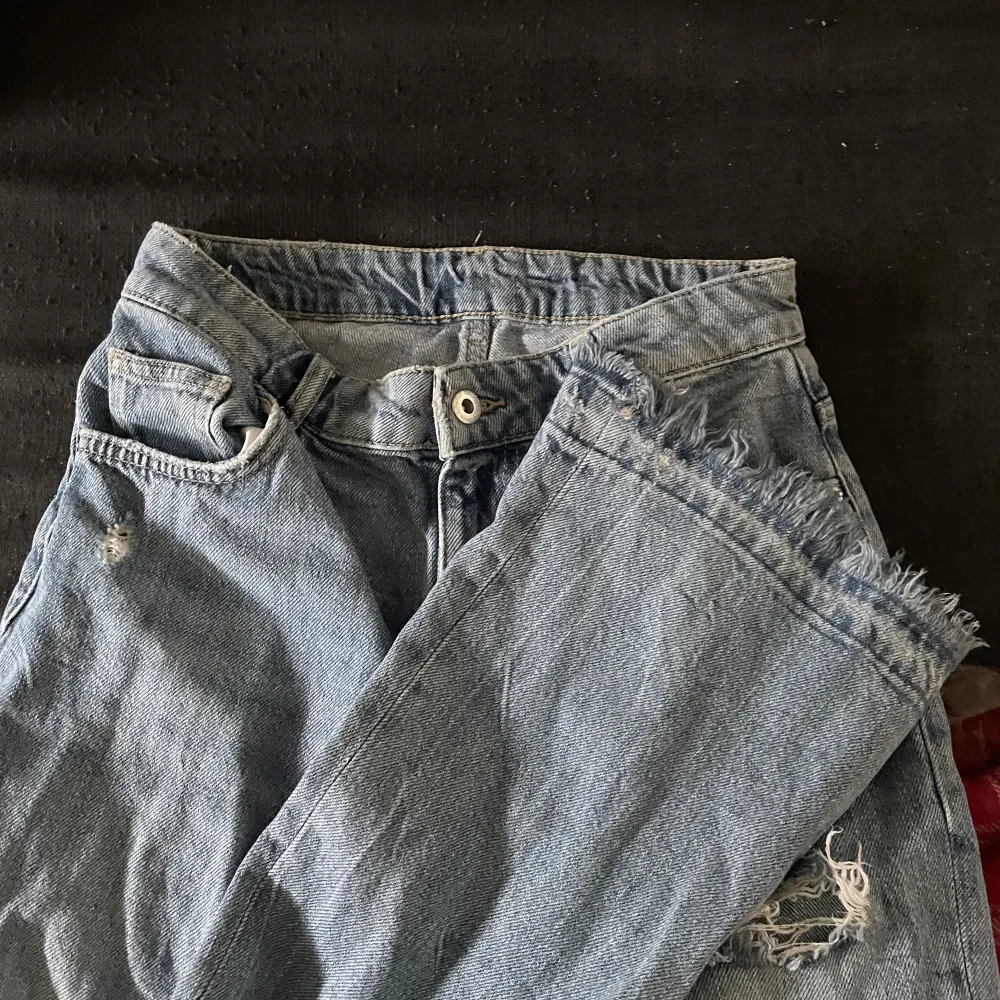 Bershka jeans som är jättesköna men tyvärr ej längre används. Dom är högmidjade och har slitningar på knäna samt baksida fickor. Det är typ en volang/flare grej på botten som är av jeans.. Jeans & Byxor.