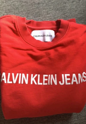 Calvin Klein Sweatshirt - Nästan oanvänd sweatshirt, mer knallröd färg än på bilden 