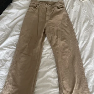 Monki jeans  - Beigea Monki jeans i storlek M. Bra skick🥰