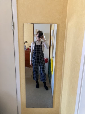 Hängselbyxor  - Fina hängselbyxor i mörkblå/vitt från monki. Något försmå numera; jag är 169 cm lång för referens, storlek s