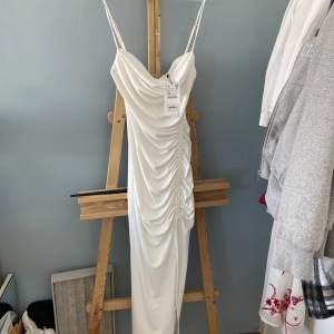 Säljer denna långa vita klänningen från Zara eftersom den aldrig kom till användning. Köpte för 499kr och säljer för 300 + frakt eftersom den endast är testad en gång💕