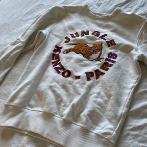 KENZO x HM TRÖJA - Helt oanvänd sweatshirt i en jättefin beige färg. Pris kan diskuteras 💞 Kontakta för mått,fler bilder,etc 🌟