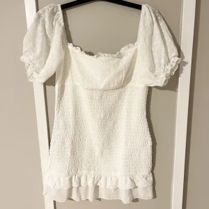 Vit spetsklänning - Vit kort spetsklänning i stretchigt material! (Strl L men är mer som en M) 