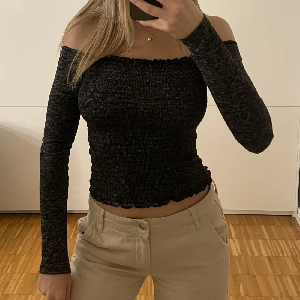 Mörkgrå off-shoulder tröja i stretchigt material🖤 Knappt använd & i mycket gott skick! Passar till både fest & vardags🥂Kan mötas upp i Malmö - vid frakt står köparen för fraktkostnaden. Betalning via swish & ingen retur. Kontakta mig vid frågor/intresse!⚡️. Toppar.